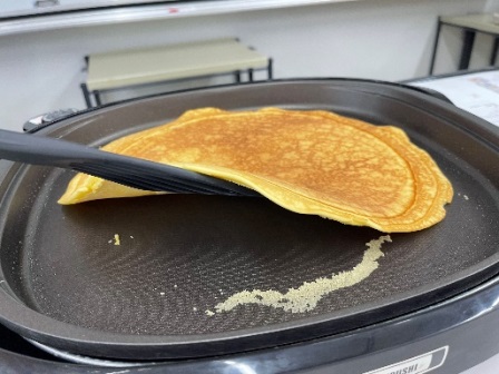 ホットプレートに乗ったパンケーキ1