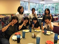 大学内のカフェテリアで軽い夕食