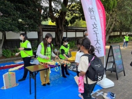 神女生による受付の様子